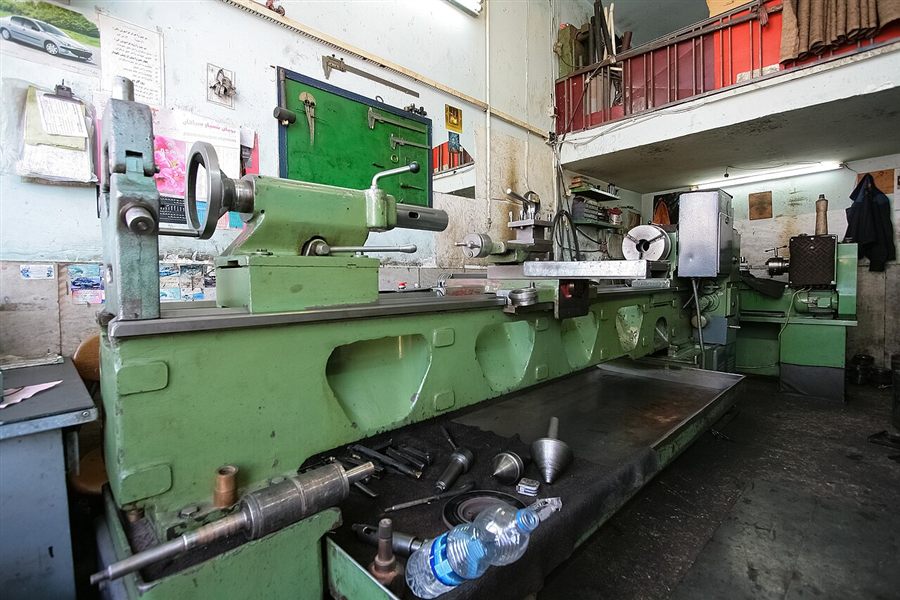 Konventionelle Drehmaschine in einer Werkstatt